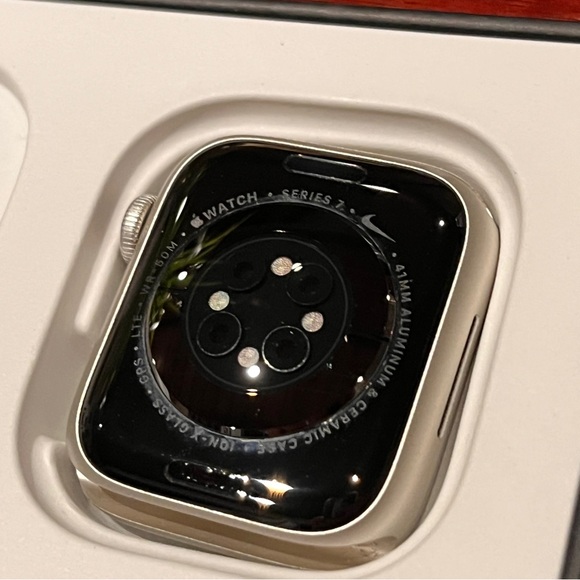 Nike Apple Watch Series 7, GPS + Cellular, 41mm, aluminum, white Nike Band - Picture 3 of 6